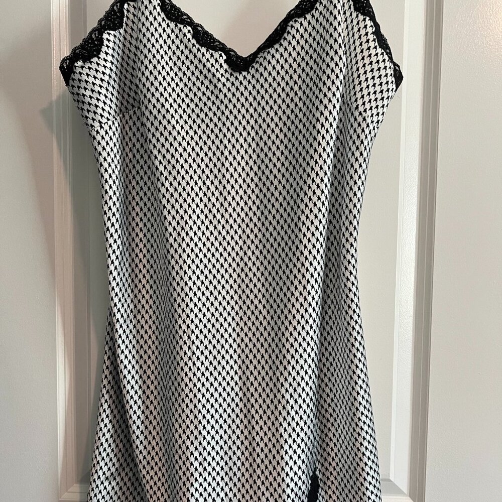 Black and white nightgown with matching robe